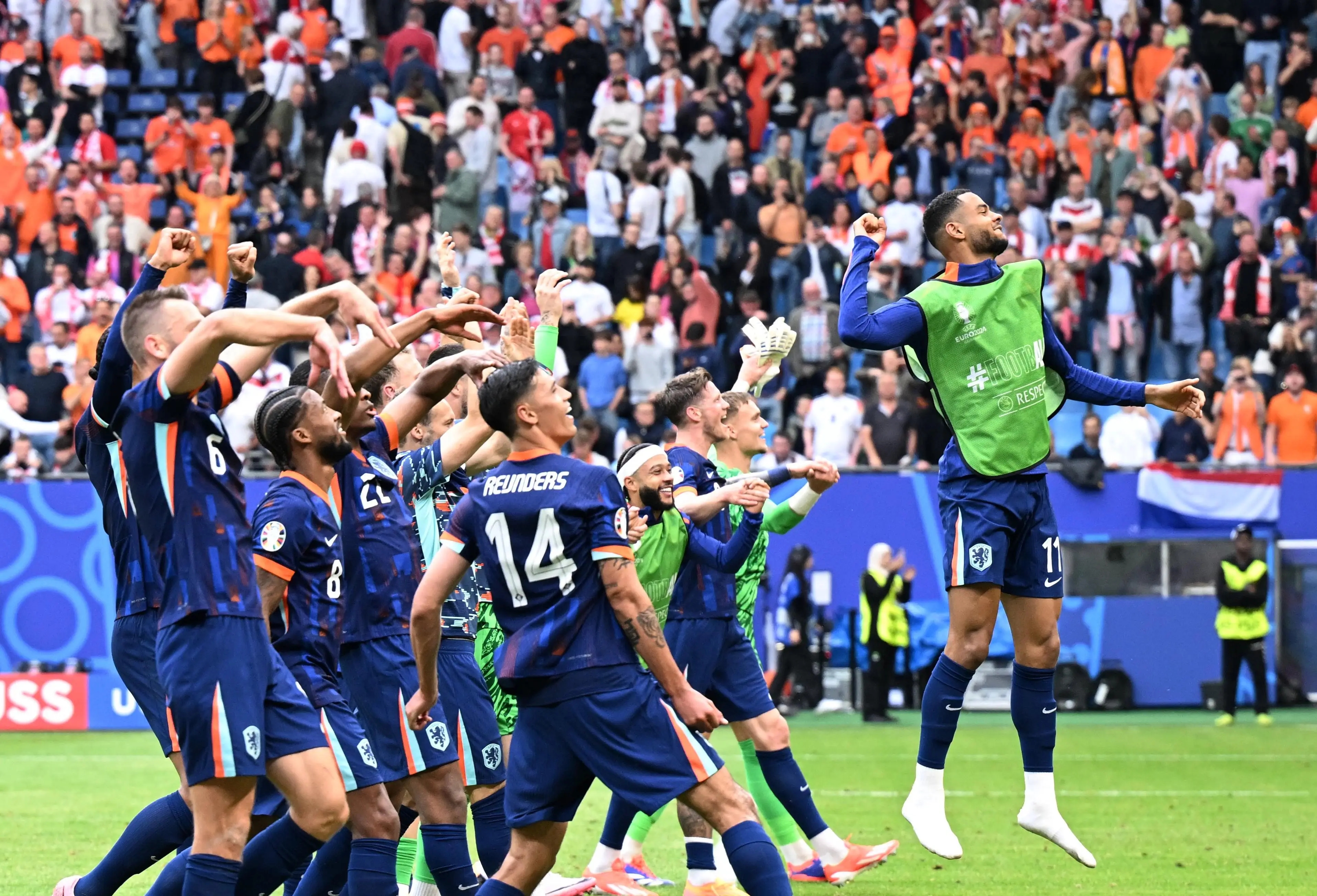 包含奋发向前，欧洲比赛场上球员实力大PK的词条