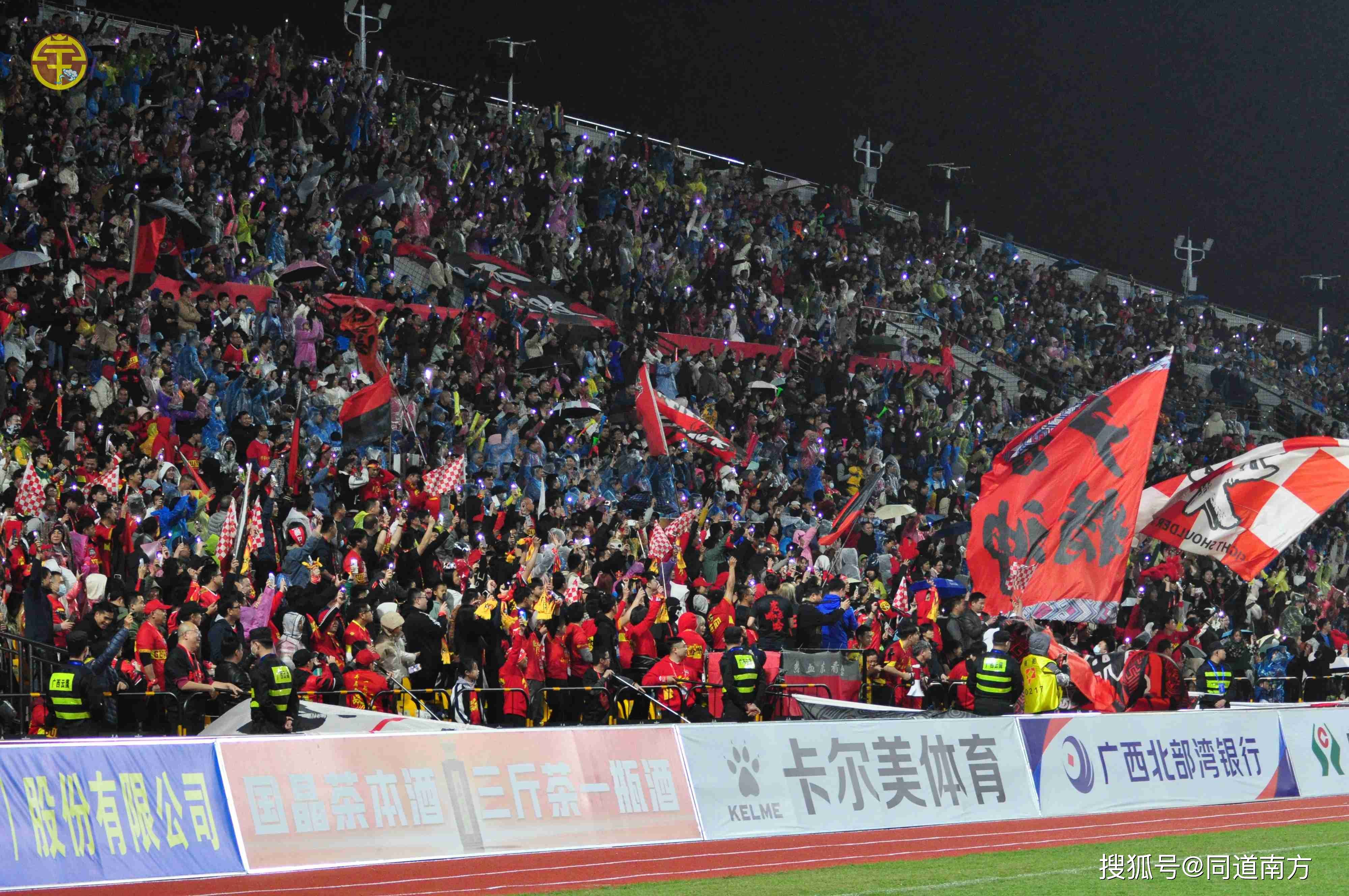 比赛频频引发观众欢呼,场面壮观 比赛频频引发观众欢呼,场面壮观