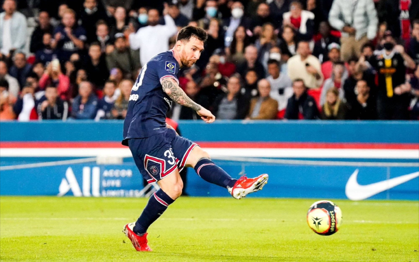 足球赛事中令人惊叹的进球瞬间