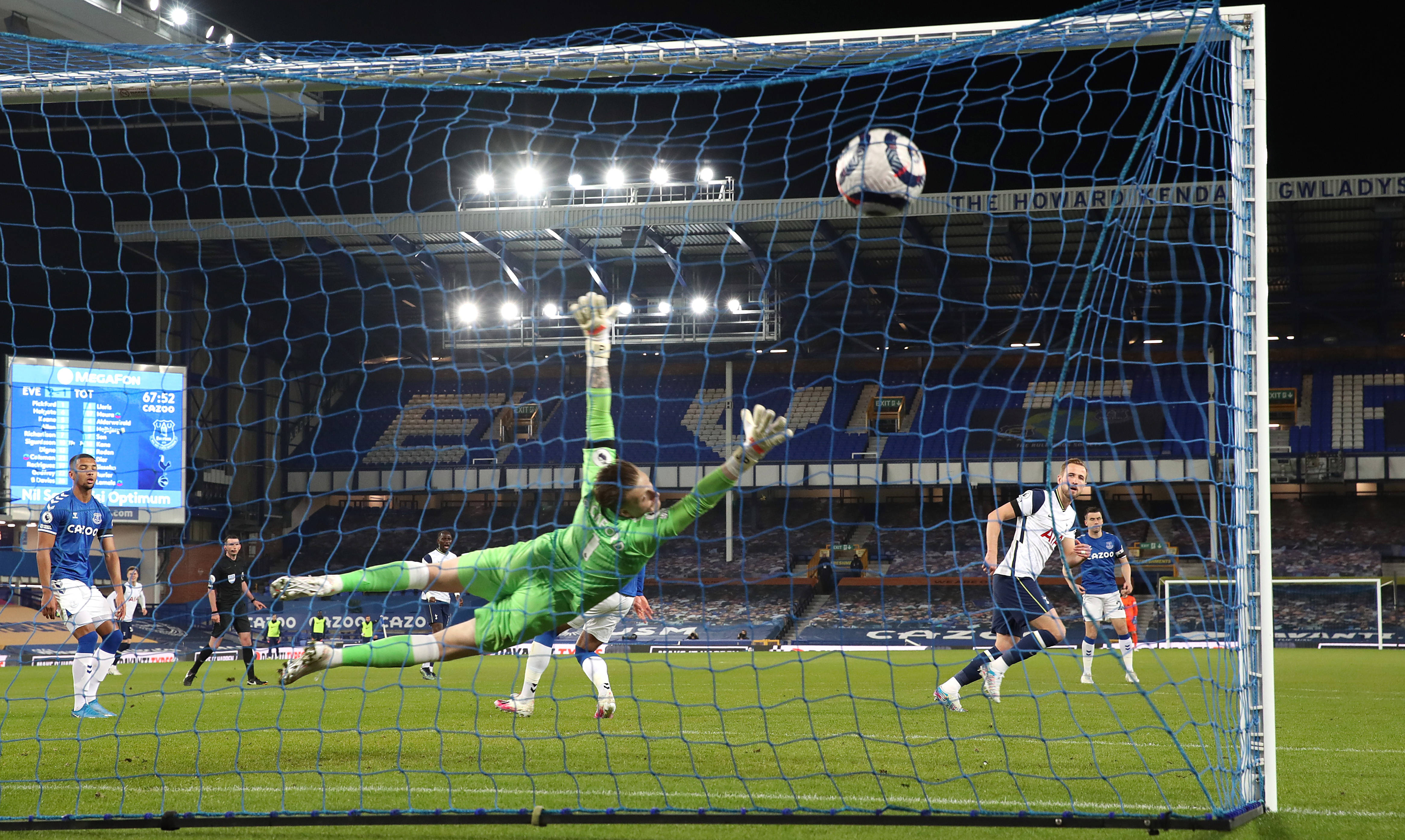 足球赛事中令人惊叹的进球瞬间