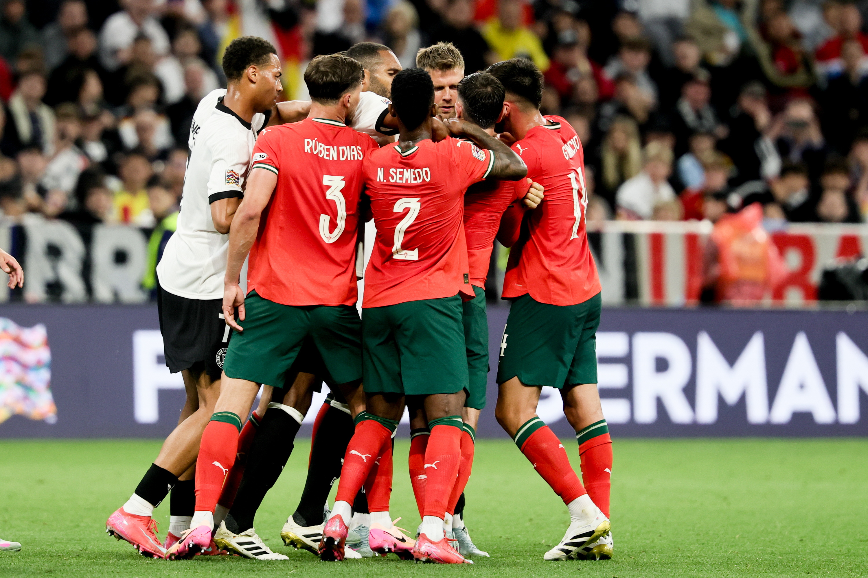 荷兰队在对阵葡萄牙队时取得胜利