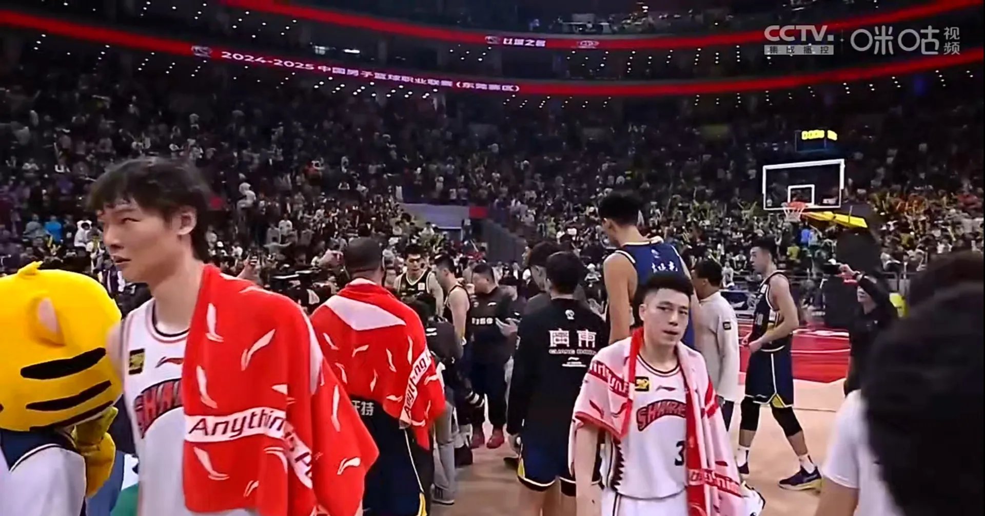 看球赛激烈对决,观众尖叫声震撼全场 看球赛激烈对决,观众尖叫声震撼全场