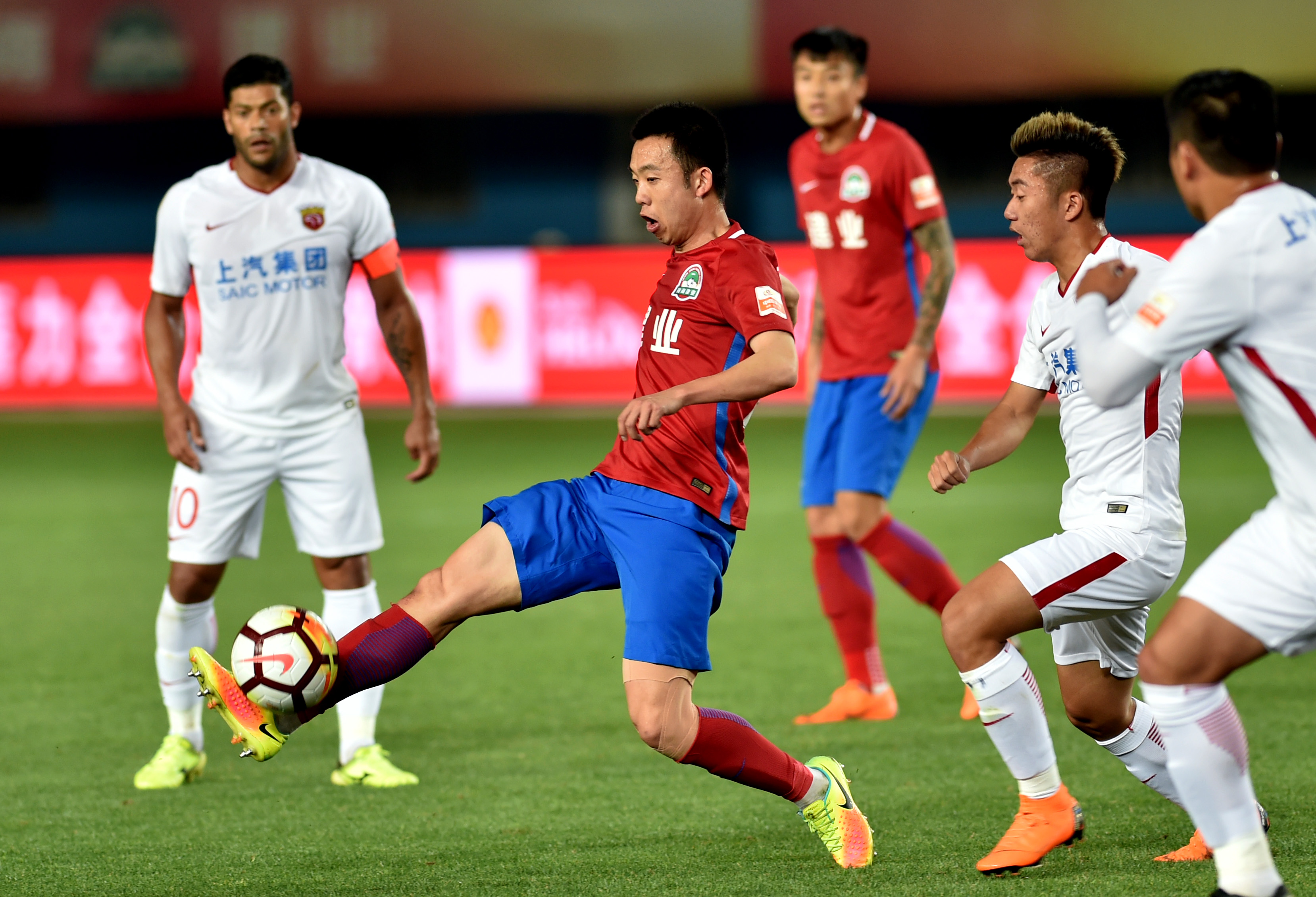 上港客场击败建业,实力不减 上港客场击败建业,实力不减