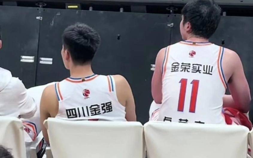 四川男篮大比分取胜,全队团结一致 四川男篮大比分取胜,全队团结一致