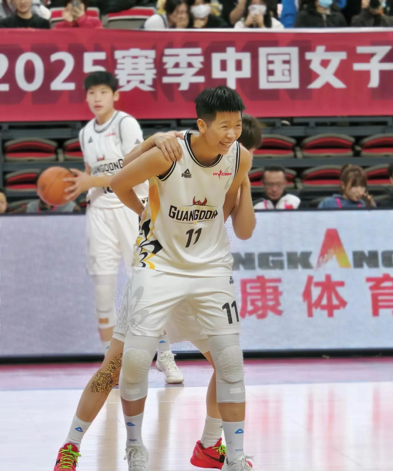 四川男篮大比分取胜,全队团结一致 四川男篮大比分取胜,全队团结一致