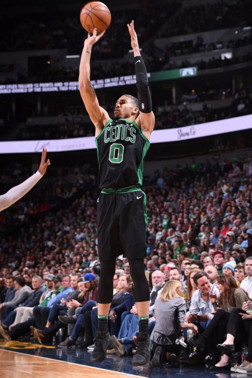 凯尔特人翻盘四川队，福克斯统治全场