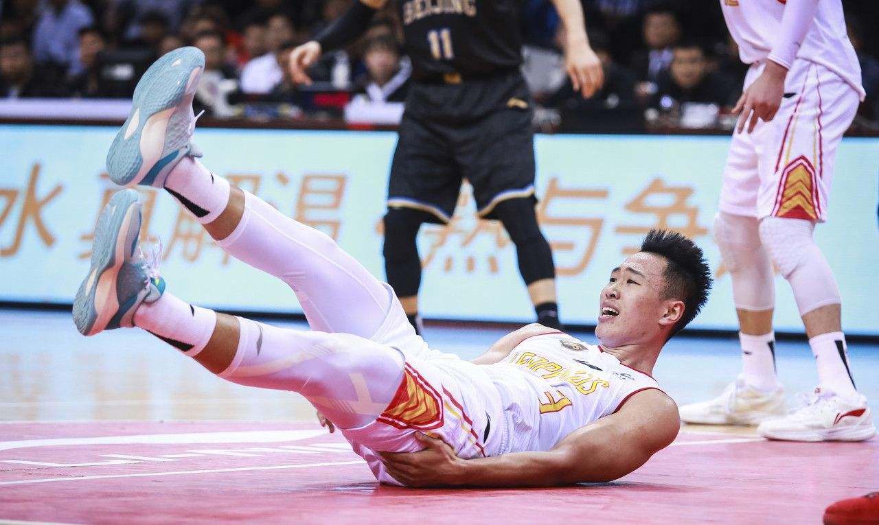 深圳队完胜山东队，戈贝尔惊艳四座