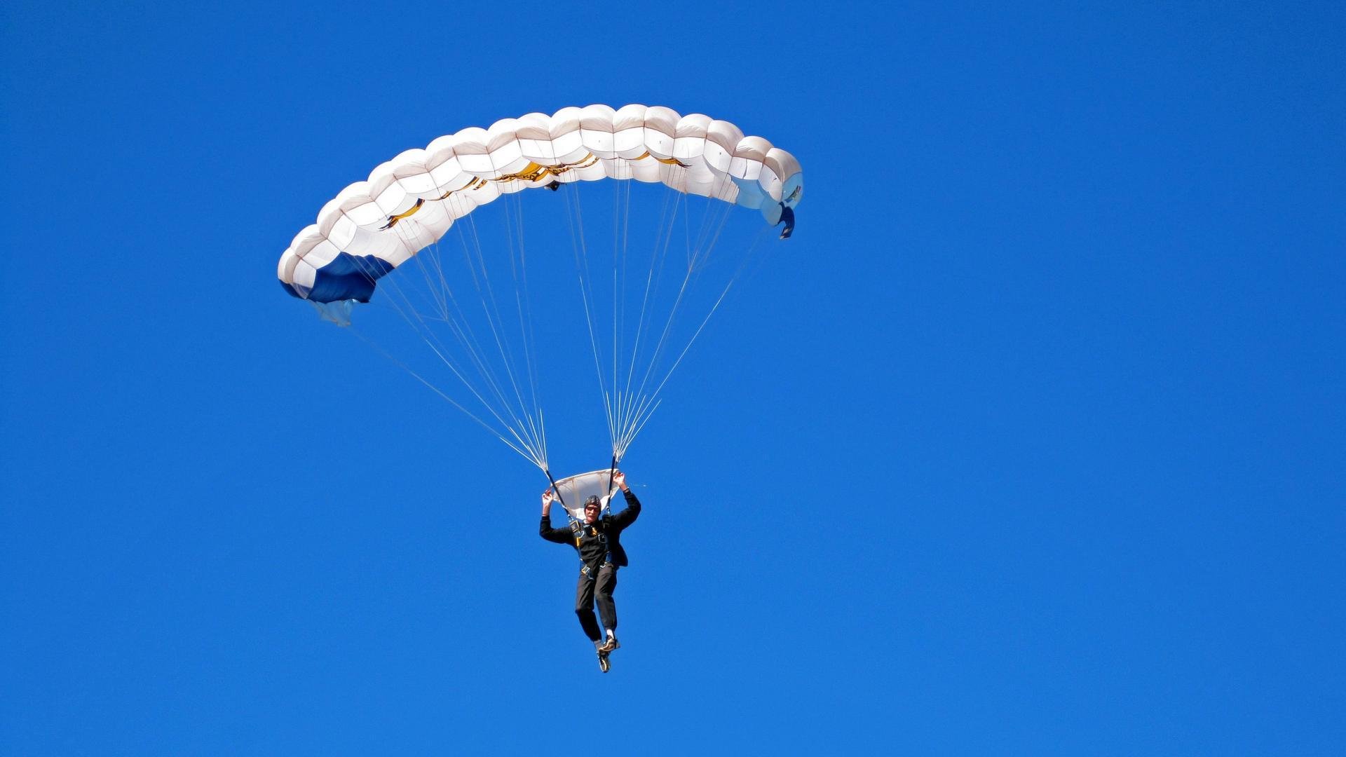 中距离的雕塑师,当德罗赞在寂静中弹奏古典乐章